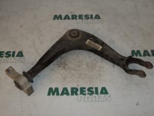 Usagé Bras de suspension bas avant droit Peugeot 407 SW (6E) 2.0 HDiF 16V Prix € 40,00 Règlement à la marge proposé par Maresia Parts