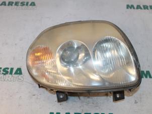Used Headlight, right Renault Clio II (BB/CB) 1.4 16V Price € 30,00 Margin scheme offered by Maresia Parts
