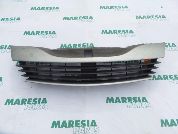 Używane Grill Renault Laguna II Grandtour (KG) 1.9 dCi 120 Cena € 35,00 Procedura marży oferowane przez Maresia Parts