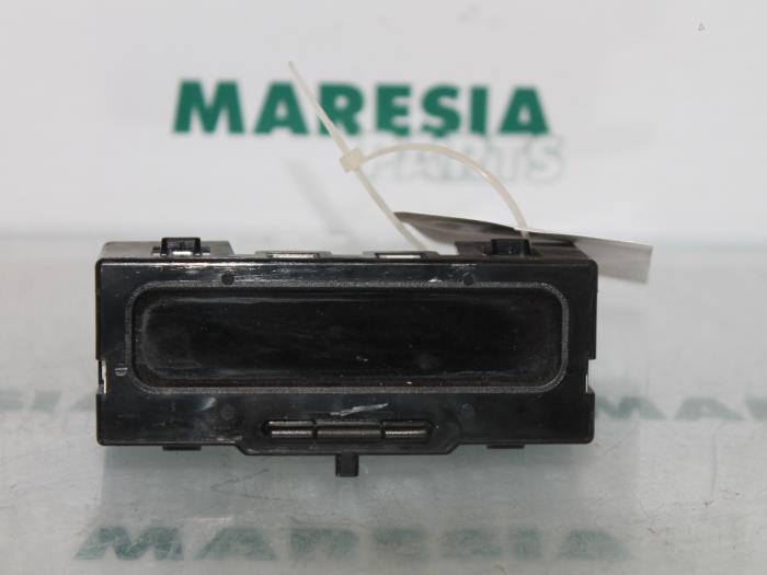 Begagnade Innerdisplay Renault Clio II Societe (SB) 1.5 dCi 80 Pris € 15,00 Marginaltabell erbjuds av Maresia Parts