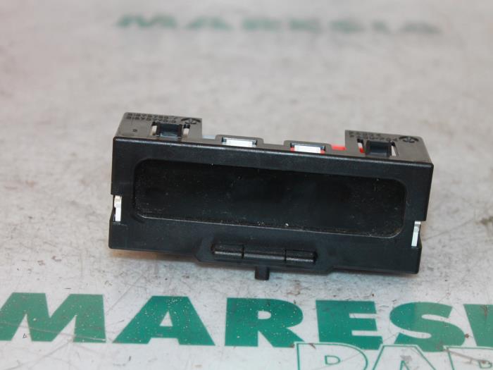 Begagnade Innerdisplay Renault Clio II (BB/CB) 1.2 16V Pris € 15,00 Marginaltabell erbjuds av Maresia Parts
