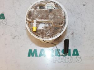 Używane Elektryczna pompa paliwa Renault Clio II (BB/CB) 1.2 16V Cena € 20,00 Procedura marży oferowane przez Maresia Parts