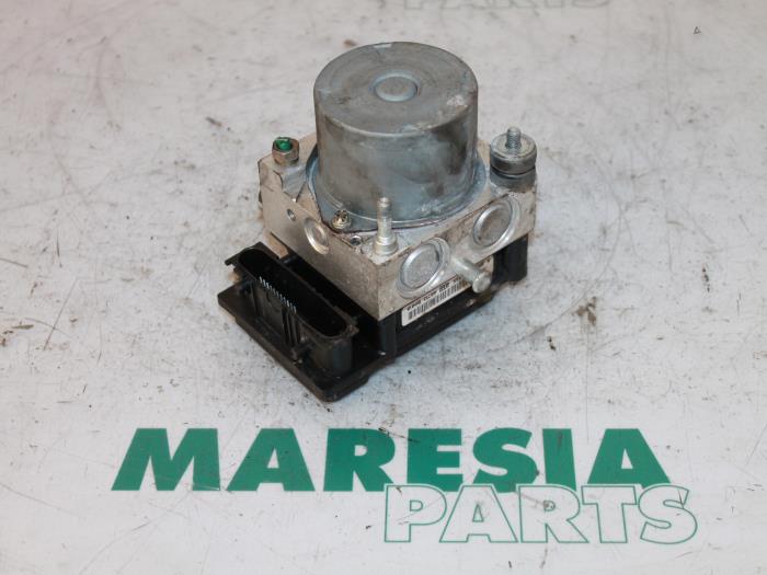 Usagé Pompe ABS Renault Clio II (BB/CB) 1.2 16V Prix € 50,00 Règlement à la marge proposé par Maresia Parts