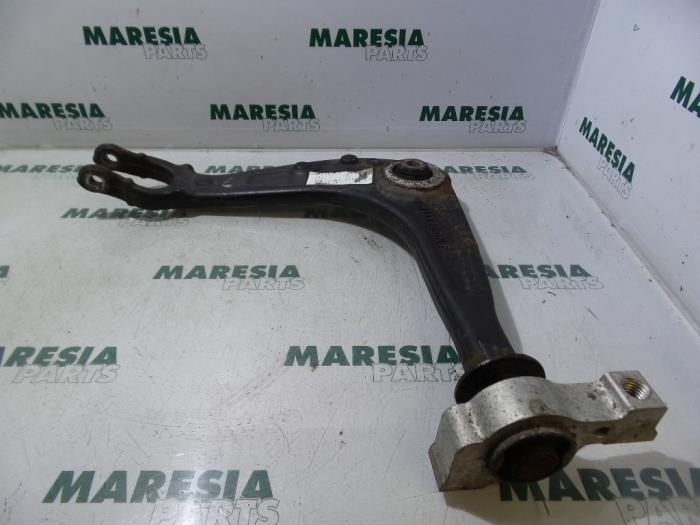 Front lower wishbone, left from a Peugeot 407 (6D) 1.6 HDi 16V 2007