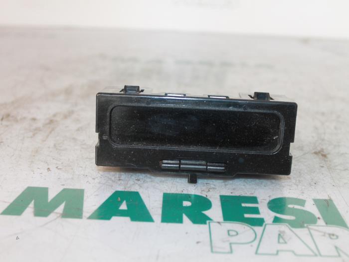 Begagnade Innerdisplay Renault Clio II (BB/CB) 1.4 16V Pris € 15,00 Marginaltabell erbjuds av Maresia Parts