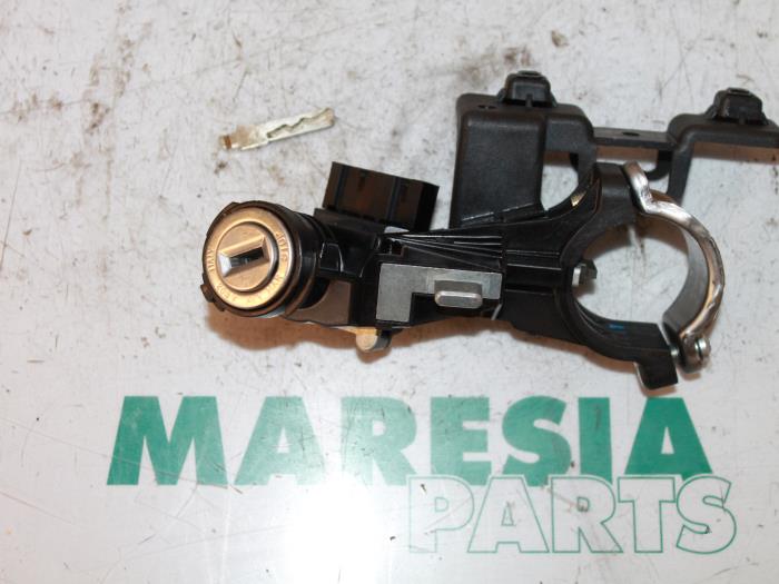 Używane Stacyjka + Kluczyk Fiat Grande Punto (199) 1.3 JTD Multijet 16V 85 Actual Cena € 40,00 Procedura marży oferowane przez Maresia Parts