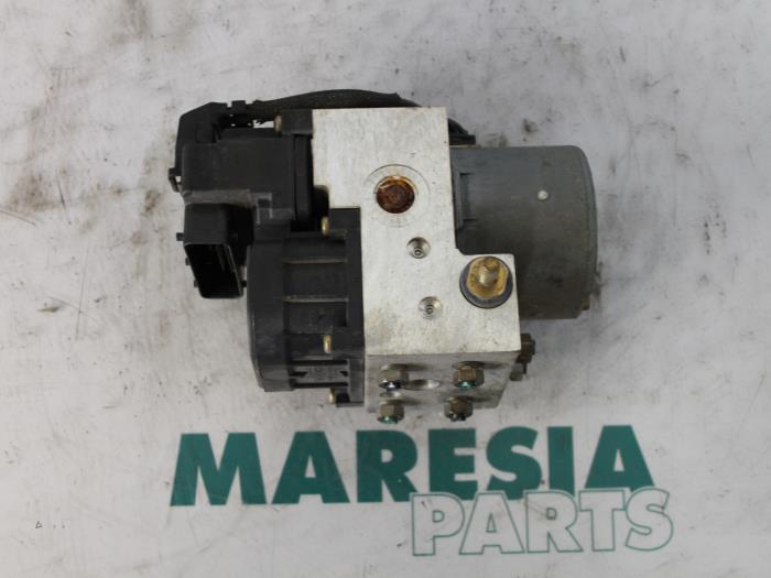 Używane Pompa ABS Renault Clio II (BB/CB) 1.4 16V Cena € 50,00 Procedura marży oferowane przez Maresia Parts