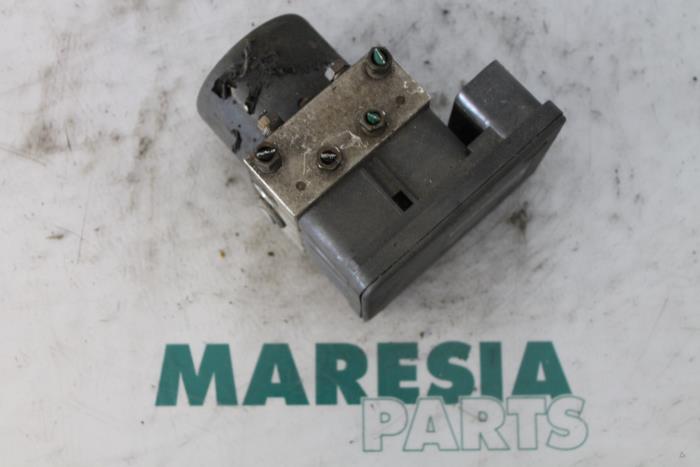 Używane Pompa ABS Renault Espace (JK) 3.5 V6 24V Phase II Cena € 131,25 Procedura marży oferowane przez Maresia Parts