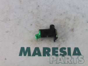 Used Windscreen washer pump Peugeot 206 (2A/C/H/J/S) 1.6 16V Price € 10,00 Margin scheme offered by Maresia Parts