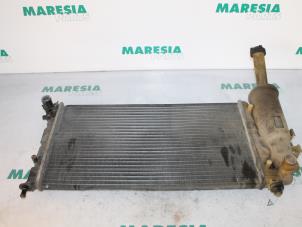 Usagé Radiateur d'eau Fiat Punto II (188) 1.2 16V Prix € 35,00 Règlement à la marge proposé par Maresia Parts
