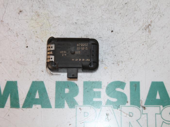 Begagnade Regnsensor Lancia Thesis (841) 2.4 20V Pris € 35,00 Marginaltabell erbjuds av Maresia Parts