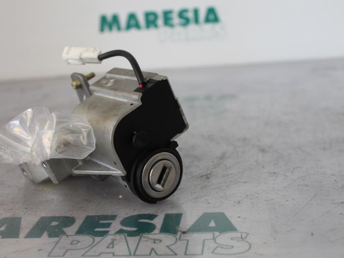 Używane Stacyjka + Kluczyk Lancia Thesis (841) 2.4 20V Cena € 157,50 Procedura marży oferowane przez Maresia Parts