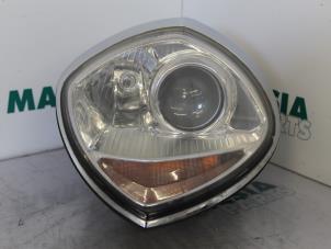 Używane Reflektor lewy Lancia Thesis (841) 2.4 20V Cena € 262,50 Procedura marży oferowane przez Maresia Parts