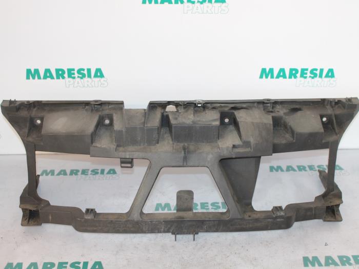 Begagnade Front Renault Scénic II (JM) 1.9 dCi 120 Pris € 25,00 Marginaltabell erbjuds av Maresia Parts