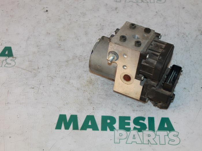 Begagnade ABS-pump Peugeot Partner Combispace 2.0 HDi Pris € 90,75 Inklusive moms erbjuds av Maresia Parts