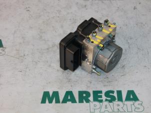 Używane Pompa ABS Renault Clio IV (5R) 1.6 Turbo 16V RS 200 EDC Cena € 210,00 Procedura marży oferowane przez Maresia Parts