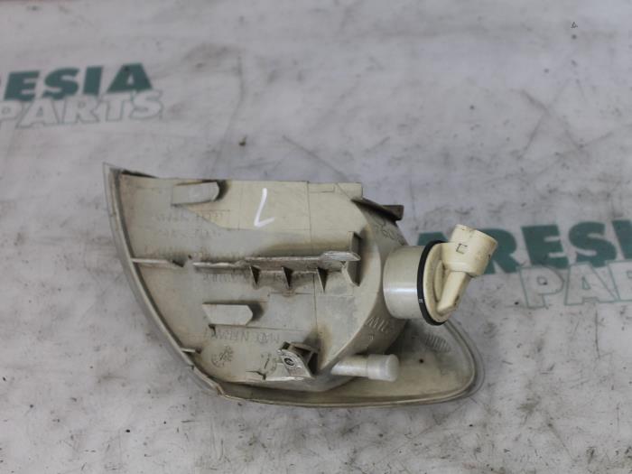 Feu clignotant gauche d'un Renault Megane (EA) 2.0i 1998