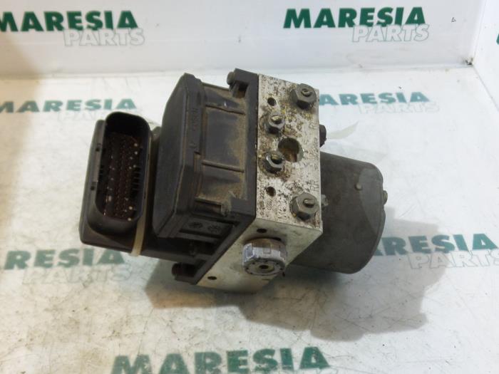 Usagé Bloc ABS Alfa Romeo 147 (937) 1.6 Twin Spark 16V Prix € 49,95 Règlement à la marge proposé par Maresia Parts