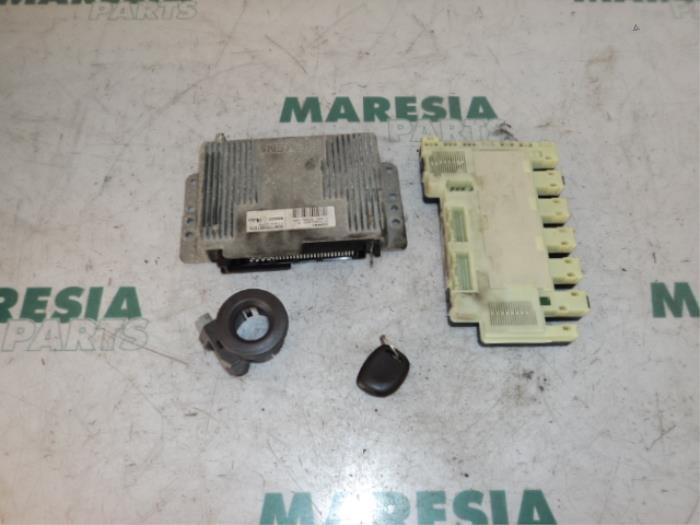 Used Engine management computer Renault Clio II (BB/CB) 1.6 Autom. Price € 105,00 Margin scheme offered by Maresia Parts