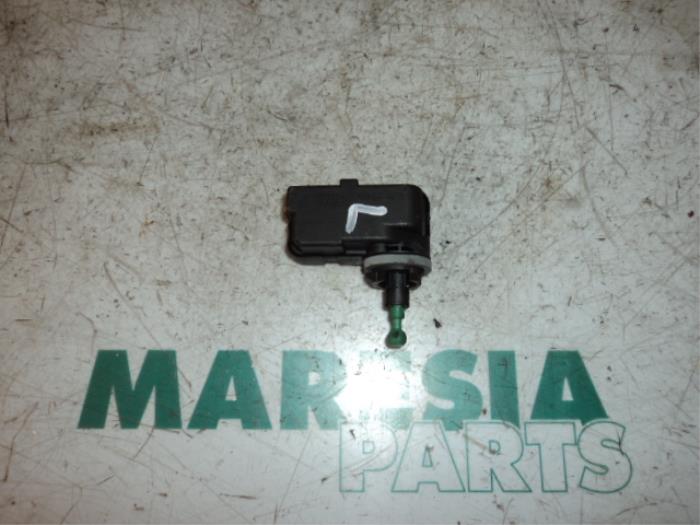 Używane Silnik reflektora Fiat Punto II (188) 1.2 60 S 3-Drs. Cena € 20,00 Procedura marży oferowane przez Maresia Parts