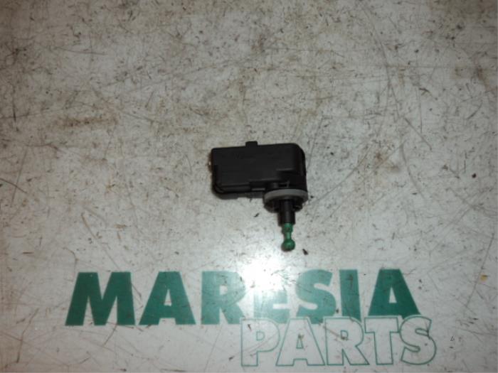 Używane Silnik reflektora Fiat Punto II (188) 1.2 60 S 3-Drs. Cena € 20,00 Procedura marży oferowane przez Maresia Parts