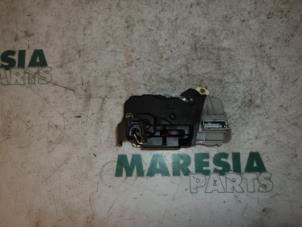 Used Front door lock mechanism 4-door, right Peugeot 307 (3A/C/D) 1.4 HDi Price € 25,00 Margin scheme offered by Maresia Parts
