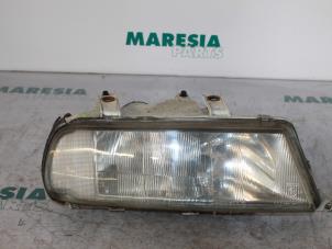 Używane Reflektor prawy Lancia Kappa 2.0 20V LE,LS Cena € 90,00 Procedura marży oferowane przez Maresia Parts