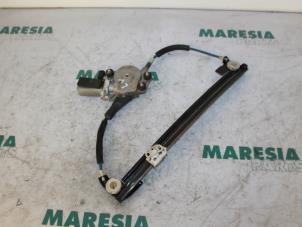 Używane Mechanizm szyby lewej przedniej wersja 2-drzwiowa Alfa Romeo 147 (937) 1.6 Twin Spark 16V Cena € 50,00 Procedura marży oferowane przez Maresia Parts