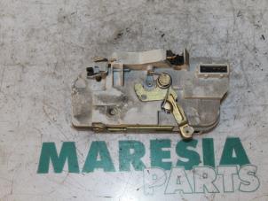 Używane Mechanizm blokady drzwi lewych tylnych wersja 4-drzwiowa Peugeot 206 SW (2E/K) 1.4 Cena € 25,00 Procedura marży oferowane przez Maresia Parts