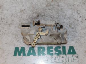 Usagé Serrure portière mécanique 4portes arrière droite Peugeot 206 SW (2E/K) 1.4 Prix € 25,00 Règlement à la marge proposé par Maresia Parts