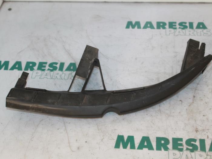 Begagnade Front Renault Scénic II (JM) 1.5 dCi 105 Pris € 10,00 Marginaltabell erbjuds av Maresia Parts