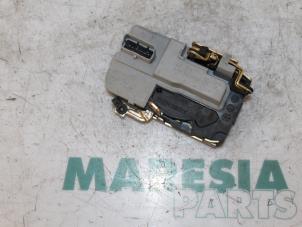 Usagé Serrure portière mécanique 4portes avant droite Peugeot 206 (2A/C/H/J/S) 1.4 16V Prix € 25,00 Règlement à la marge proposé par Maresia Parts