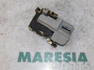 Gebrauchte Türschlossmechanik 4-türig links vorne Peugeot 206 (2A/C/H/J/S) 1.4 16V Preis € 25,00 Margenregelung angeboten von Maresia Parts
