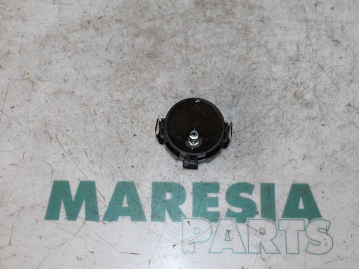 Begagnade Regnsensor Renault Twingo II (CN) 1.2 16V Pris € 25,00 Marginaltabell erbjuds av Maresia Parts