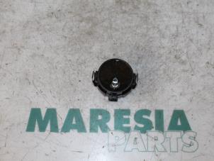 Used Rain sensor Renault Twingo II (CN) 1.2 16V Price € 25,00 Margin scheme offered by Maresia Parts