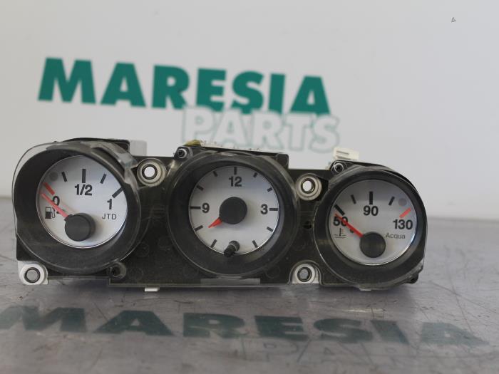 Begagnade Innerdisplay Alfa Romeo 156 Sportwagon (932) 2.4 JTD Pris € 30,00 Marginaltabell erbjuds av Maresia Parts