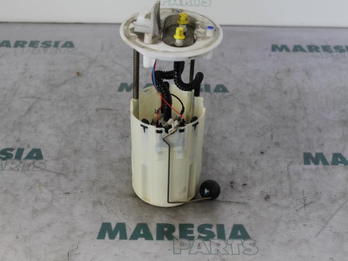 Electric fuel pump from a Alfa Romeo 156 Sportwagon (932) 2.4 JTD 2002