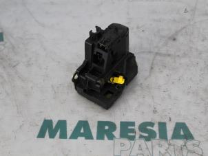 Used Rear door lock mechanism 4-door, left Renault Scénic I (JA) 1.6 16V Price € 20,00 Margin scheme offered by Maresia Parts