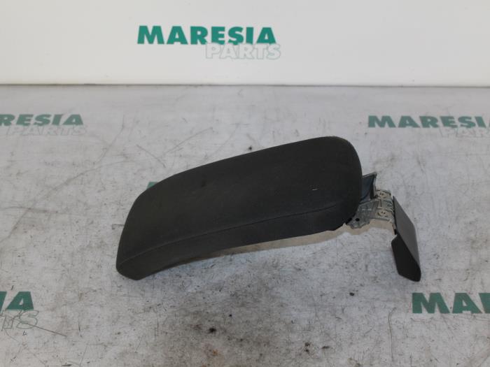 Begagnade Armstöd Renault Megane II Grandtour (KM) 1.5 dCi 100 Pris € 40,00 Marginaltabell erbjuds av Maresia Parts