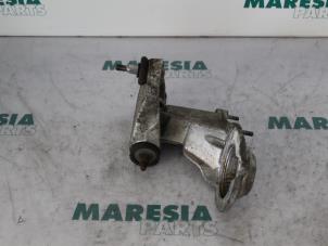 Usagé Bras de suspension haut avant droit Alfa Romeo 166 2.4 JTD Prix € 25,00 Règlement à la marge proposé par Maresia Parts