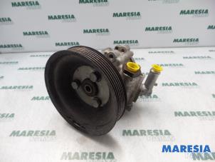 Używane Pompa wspomagania kierownicy Alfa Romeo 166 2.4 JTD Cena € 50,00 Procedura marży oferowane przez Maresia Parts