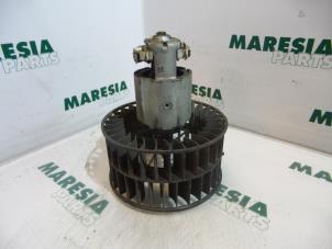 Usados Motor de ventilador de calefactor Renault Kangoo (KC) 1.9 D 55 Precio € 42,35 IVA incluido ofrecido por Maresia Parts