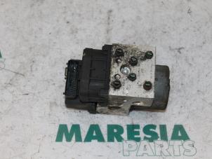 Używane Pompa ABS Renault Espace (JE) 2.2 dCi 130 16V Cena € 90,00 Procedura marży oferowane przez Maresia Parts
