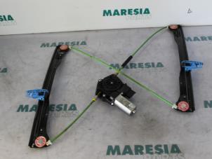 Używane Mechanizm szyby lewej przedniej wersja 4-drzwiowa Fiat Croma (194) 1.9 JTD Multijet 16V Cena € 50,00 Procedura marży oferowane przez Maresia Parts