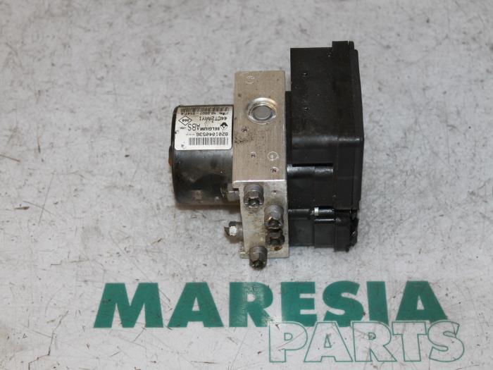 Używane Pompa ABS Renault Twingo II (CN) 1.2 16V Cena € 49,99 Procedura marży oferowane przez Maresia Parts