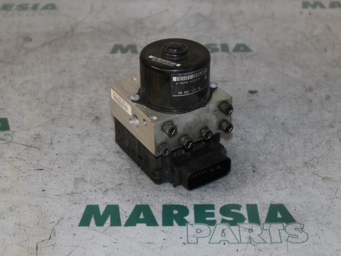 Używane Pompa ABS Peugeot 206 (2A/C/H/J/S) 1.4 XR,XS,XT,Gentry Cena € 75,00 Procedura marży oferowane przez Maresia Parts