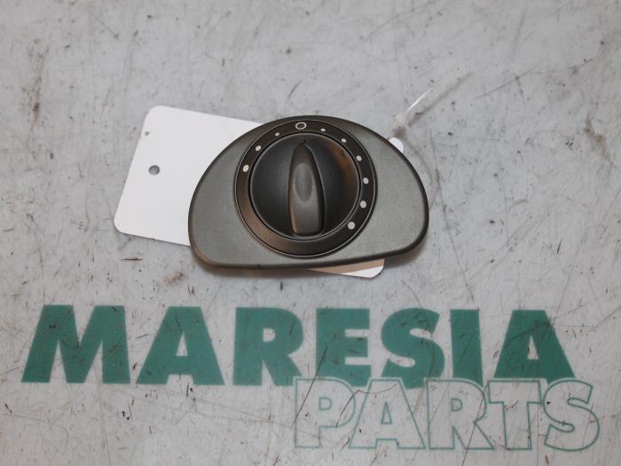 Usados Interruptor combinado de ventanillas Lancia Thesis (841) 2.0 Turbo 20V Precio € 50,00 Norma de margen ofrecido por Maresia Parts