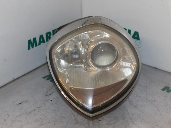 Używane Reflektor lewy Lancia Thesis (841) 2.0 Turbo 20V Cena € 262,50 Procedura marży oferowane przez Maresia Parts