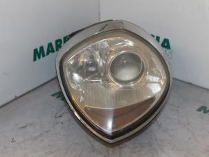 Używane Reflektor lewy Lancia Thesis (841) 2.0 Turbo 20V Cena € 262,50 Procedura marży oferowane przez Maresia Parts