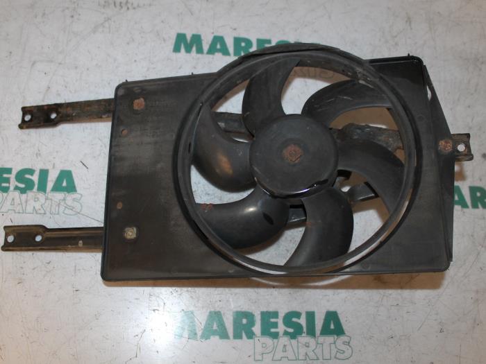 Używane Silnik wentylatora Fiat Seicento (187) 0.9 SPI Cena € 35,00 Procedura marży oferowane przez Maresia Parts